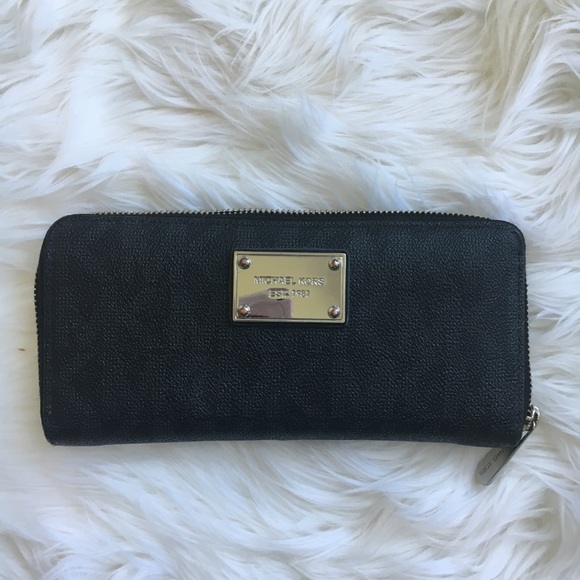 $178 Retail Michael Kors wallet - Picture 2 of 5